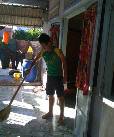 Cầu thủ trẻ Nguyễn Lam giúp ba mẹ dọn dẹp nhà cửa để đón Tết